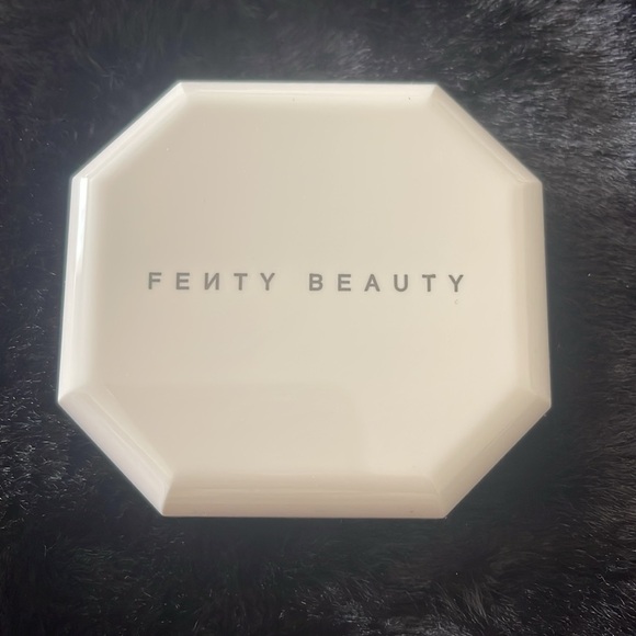 Fenty 190 Pro Filt’r Soft Matte Powder Foundation - Picture 4 of 5